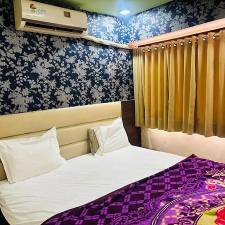 Hotel Greenwood Ahmedabad Buitenkant foto