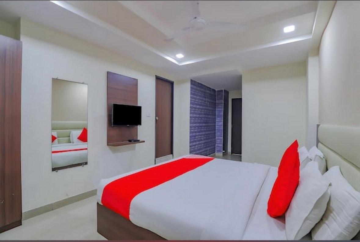 Hotel Greenwood Ahmedabad Buitenkant foto