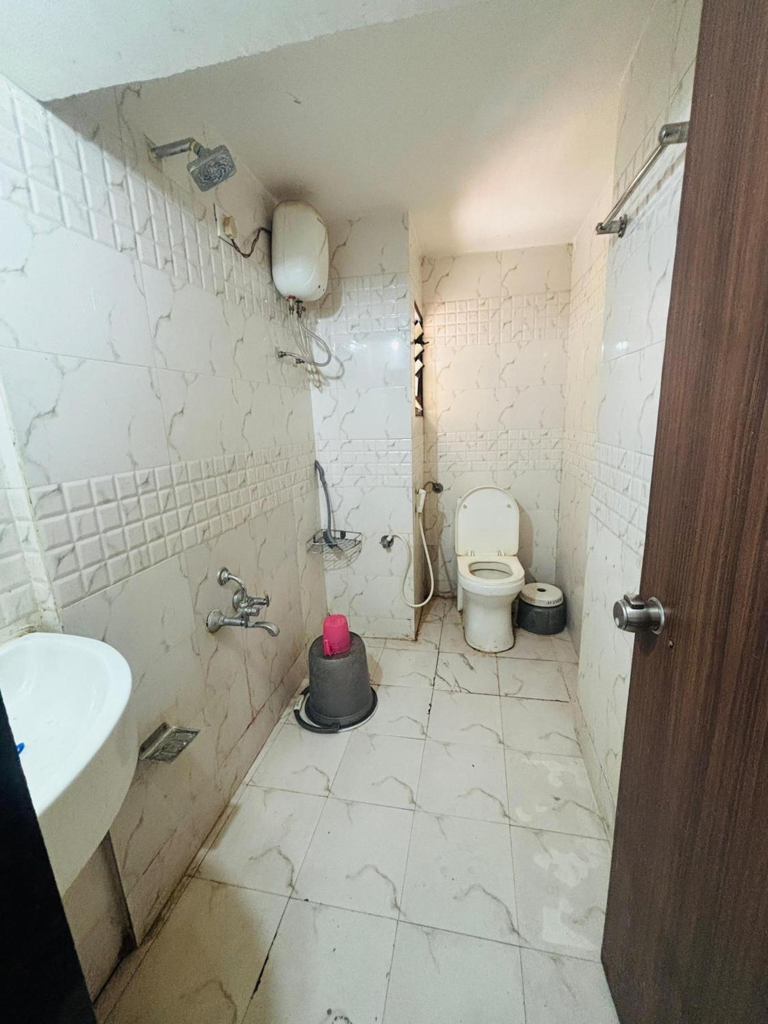 Hotel Greenwood Ahmedabad Buitenkant foto
